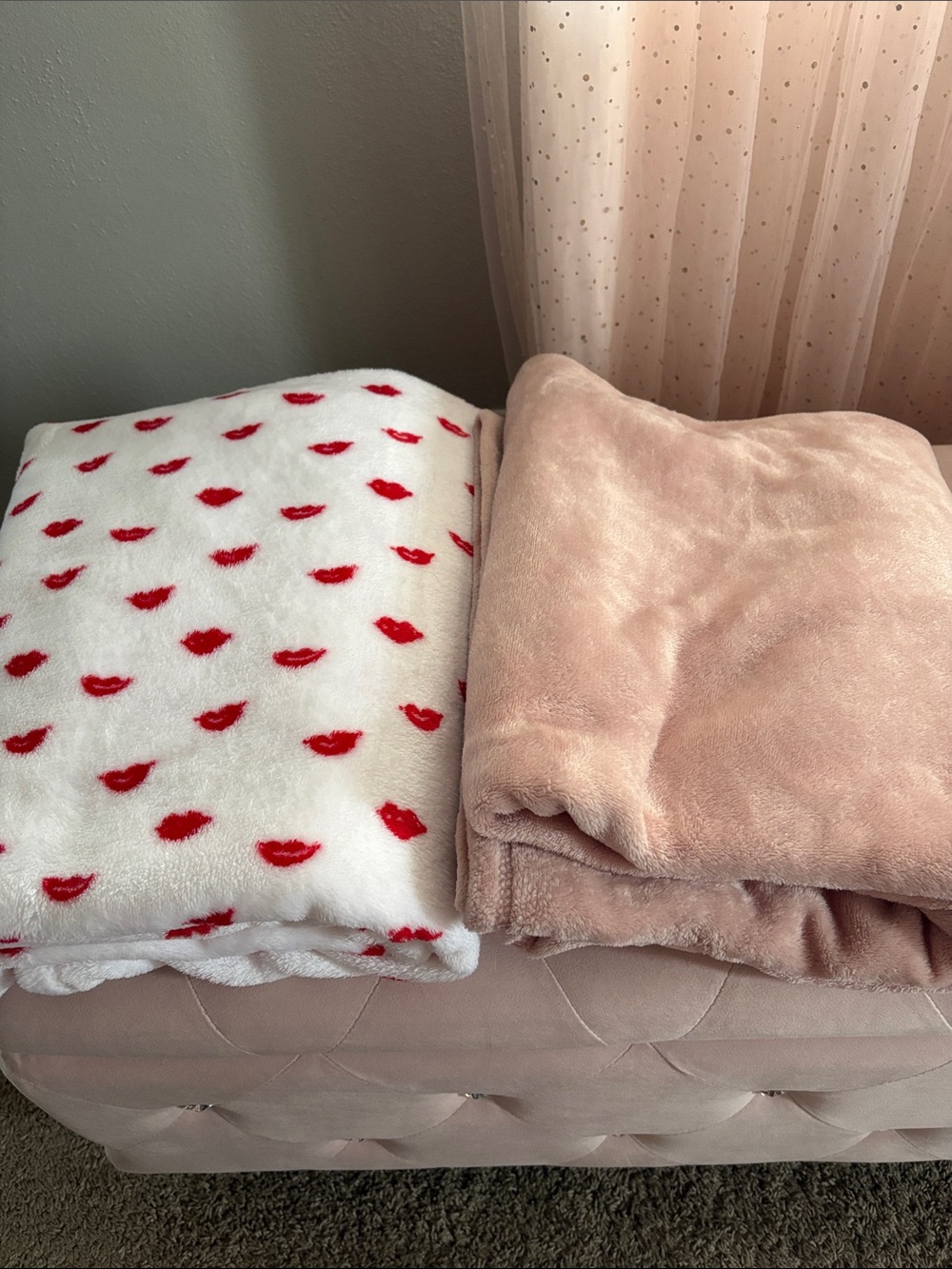 Red and pink lip print blanket bundle